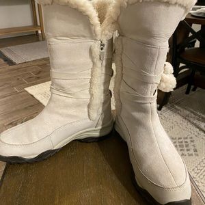 The North face snow boots. Primaloft 200 gram insulation.